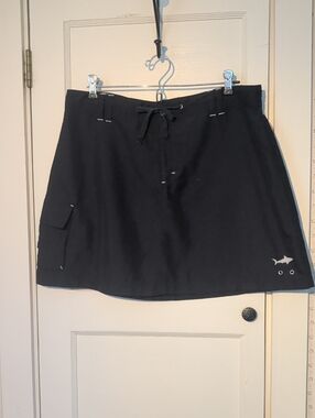 Against the Elements Womens 14 Skirt Black Shark Logo Front Zipper Pockets Sport